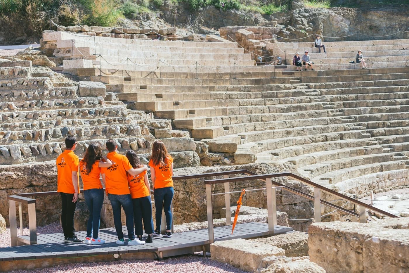 Grupo en el Teatro Romano, a los pies de la Alcazaba de Málaga